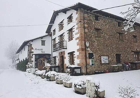 La entrada al restaurante Mandubiko Benta, totalmente cubierta de nieve.