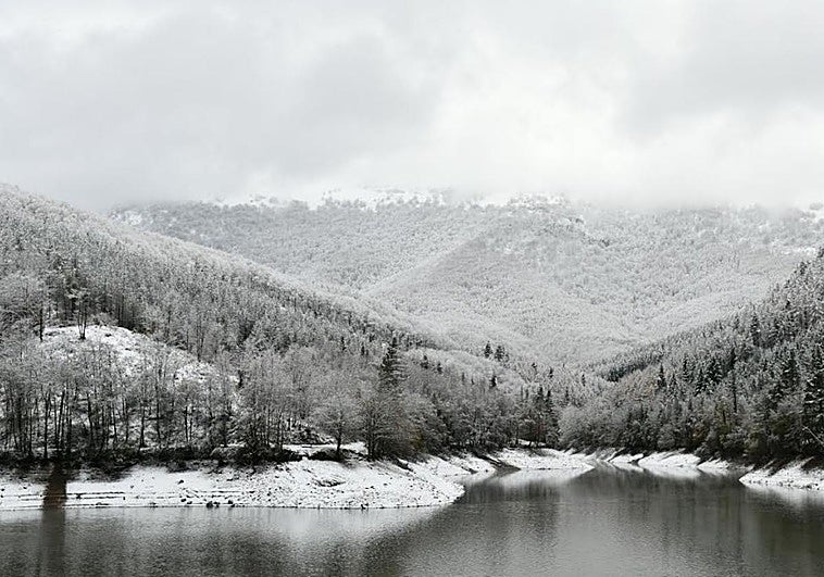 Vista desde el embalse Barrendiola de la zona donde se está buscando al pastor.