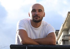 Entre entreno y entreno (natación, gimnasio, esgrima, correr...), Viktor en su casa de Ategorrieta.