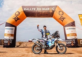 El donostiarra Iñigo Zardoya levanta el puño tras concluir el rally de Marruecos.