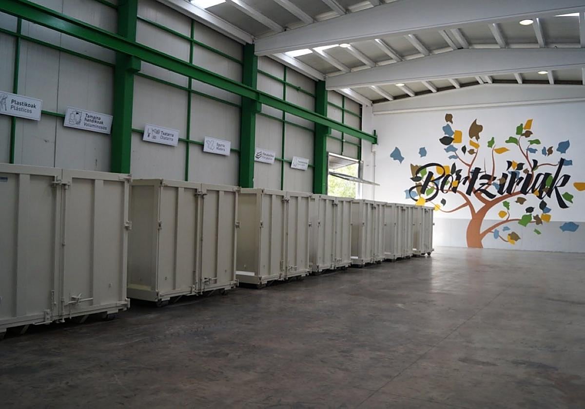 El punto limpio de Bortziriak situado en Alkaiaga.