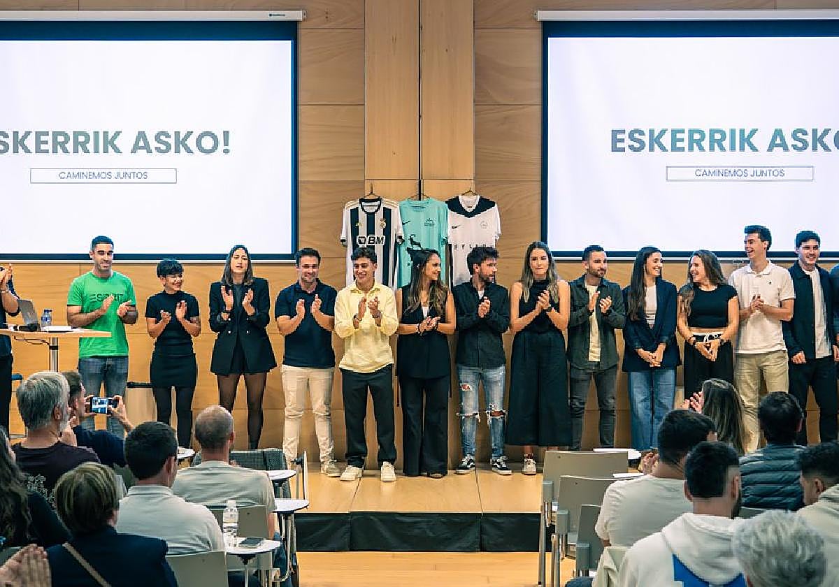 El equipo de profesionales que forma Fylab durante la fiesta celebrada en el recinto ferial de Ficoba para celebrar los diez años de vida del centro de fisioterapia.