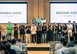 El equipo de profesionales que forma Fylab durante la fiesta celebrada en el recinto ferial de Ficoba para celebrar los diez años de vida del centro de fisioterapia.