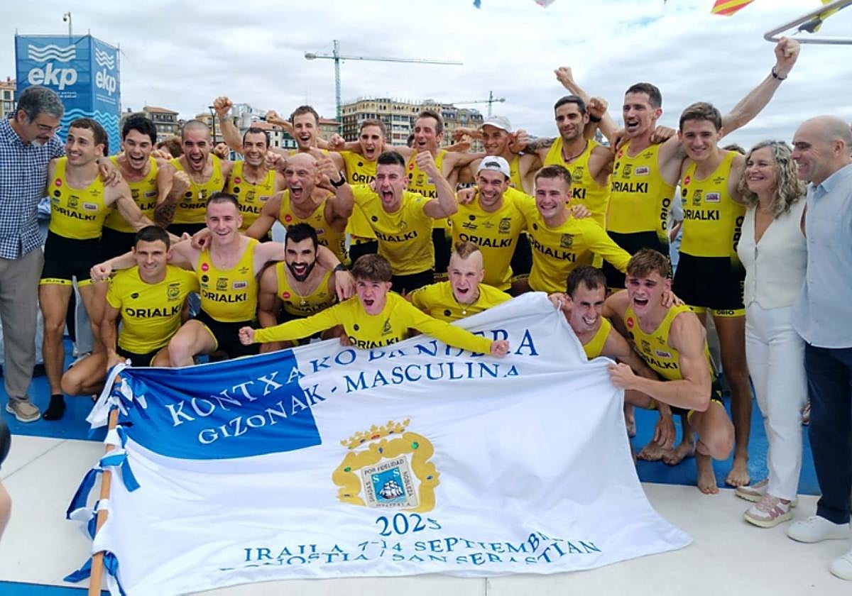 Orio Arraunketa Elkarteko arraunlariak pozik Kontxarako banderarekin, azken denboraldian irabazitako bandera preziatuena.