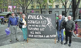 Imanol Zubero, Itziar Aspuru, Jon Ander Zarate y Jesús Herrero, en la Plaza Circular que vio nacer a Gesto por la Paz, con su primera pancarta.