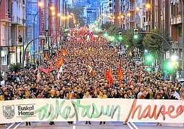 Miles de asistentes caminaron por la calle Autonomía de Bilbao, secundando la convocatoria de EH Bildu.