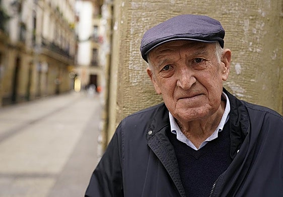 Anjel Lertxundi Donostiako Alde Zaharreko kaleetan. Gaur Irun Literatura Sariek bere ibilbidea sarituko dute.