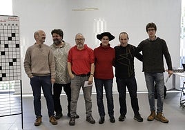 Maddi Iza txapelduna, lehiaketako finalistekin batera.