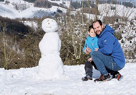 Gipuzkoa estrena la temporada de nieve: familias y txikis disfrutan de los primeros copos