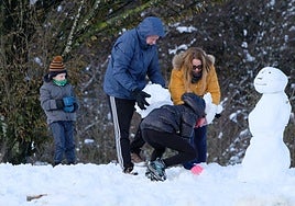 Los más pequeños de la casa se lo han pasado en grande jugando con la nieve.