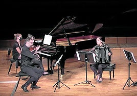 Iván Casado (violonchelo), Joana Otxoa de Alaiza (piano), Naiara De La Puente (acordeón) y Victor Parra (violín) dan vida a Tanguedia Ensemble.