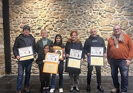 Foto de familia de los premiados y organizadores del concurso fotográfico de la 'Semana de Mineralogía y Paleontología' el viernes, en el Portalón.