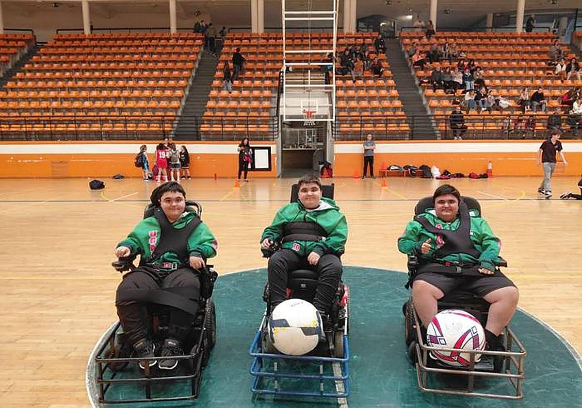 Iren Reyes, en el centro de la imagen, compite en la Segunda División de la liga estatal de Powechair.