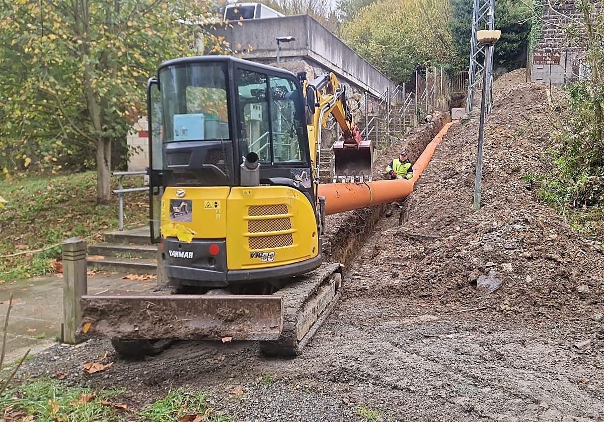 Tramo en el que los operarios han comenzado a trabajar en la sustitución de la tubería de la red de aguas pluviales.
