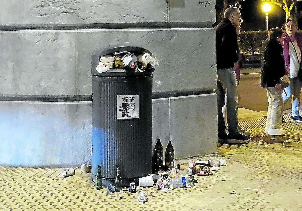 Denuncia Elena Vicente: «Llegas a San Sebastián en el tren o el autobús y cruzas el puente de María Cristina y con la intención de llegar hasta el centro de la ciudad. Eso sí, antes tienes que pararte en un semáforo que está situado al lado de esta papelera, con más basura fuera que dentro. ¿Cómo es posible que la ciudad reciba así a muchos de sus vecinos y visitantes».