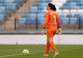 Eunate Astralaga fue la viva imagen de la resignación tras los tres goles que recibió en Madrid.
