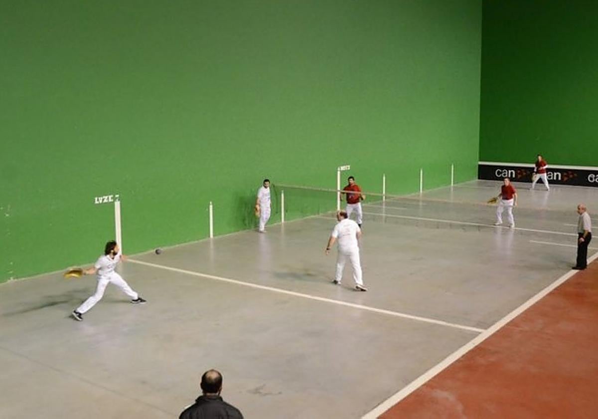 Pelotaris disputan un partido de paxaka.