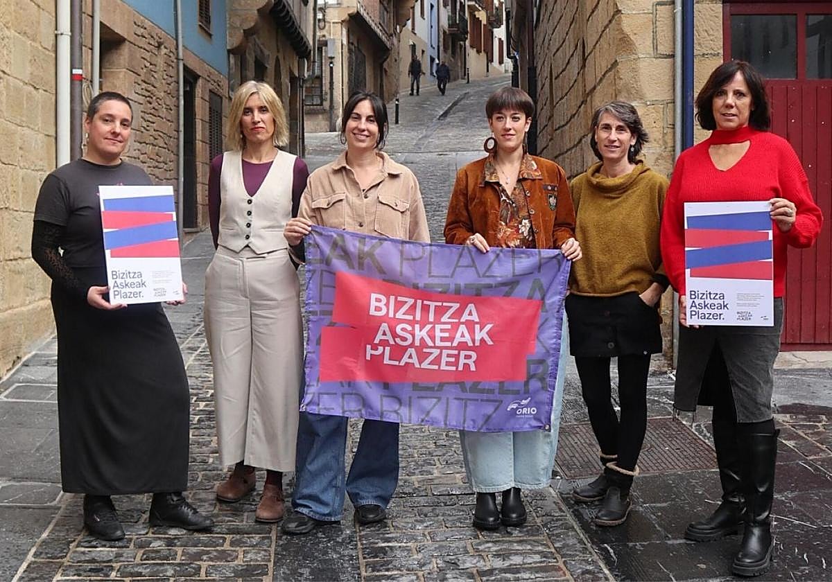 Miriam Garcia, Anuska Esnal, Aizpea Esnaola, Saioa Iraola, Ainara Munduate eta Lourdes Salsamendik aurkeztu zuten indarkeria adierazpenen aurka jarduteko lan-lerroa.