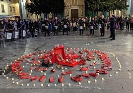 Zapatos rojos en recuerdo de las víctimas de la violencia machista, el pasado año en Kalegoen plaza.