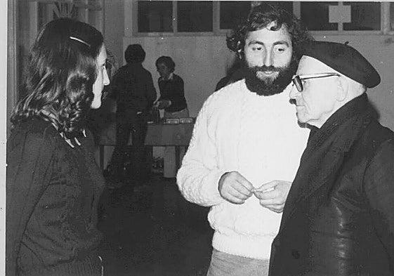 Juanjo Dorronsoro, marido de Yoyes, charlando con el padre Barandiaran