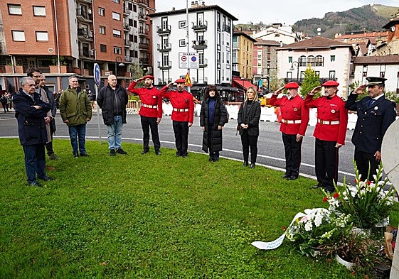 Ofrenda floral en Beasain, en memoria de los ertzainas Arostegui y Mijangos.