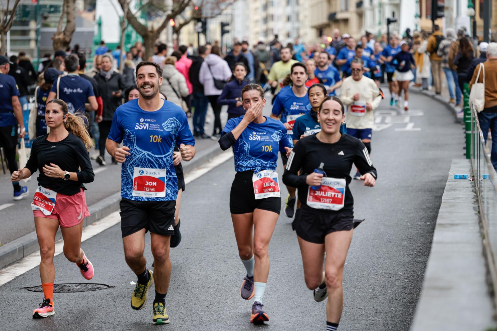 Los 42 kilómetros de la Zurich Maratón, en imágenes