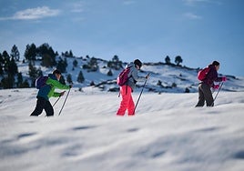 Ikasleak 2025eko eskiaren eskola-kanpainan, Larra-Belagua zentroko pistetan, Izaban.