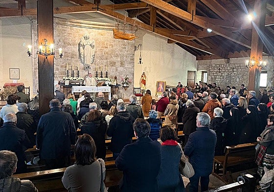 Los fieles llenaron la capilla bajo el Sagrado Corazón de Urgull para asistir a la eucaristía presidida por Prado.