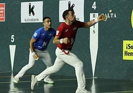 Jaka ejecuta una dejada ante la atenta mirada de Larrazabal ayer en el Toki Eder de Aoiz.