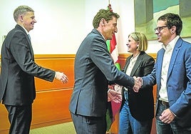 El consejero de Hacienda, Nöel d'Anjou, saluda al portavoz de EH Bildu, Pello Otxandiano, en una reciente reunión negociadora.