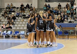 La plantilla del IDK hace una piña antes de un partido.