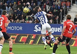 Caleta-Car trata de despejar un balón ante Osasuna