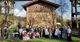 Bainuetxe inguruan talde argazkia atera zuten partaideek.