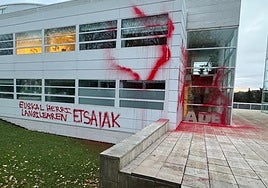 Pintada aparecida este lunes en la sede de Adegi, en Donostia.