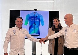 David Etxebarria, Ane Sarrionandia (Amenabar) e Ismael Etxarri, con el nuevo maillot.