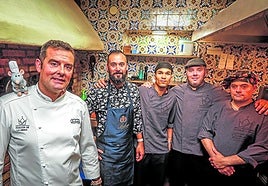 Sergio 'Cangrejo' y su equipo, en los fogones del apreciado restaurante.
