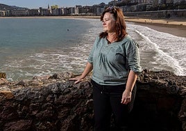 Itziar Loinaz, junto al Pico del Loro, en La Concha, donde dio el último adiós a su hijo Julen de 13 años, asesinado por su padre en 2011.