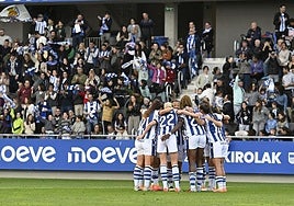 Las jugadoras de la Real celebran el gol de Edna Imade que les dio la victoria ante el Barça en Zubieta.
