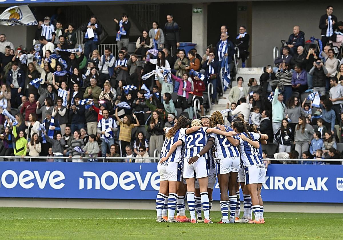 Las jugadoras de la Real celebran el gol de Edna Imade que les dio la victoria ante el Barça en Zubieta.