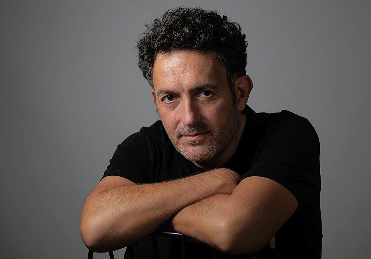 El escritor Mikel Santiago.