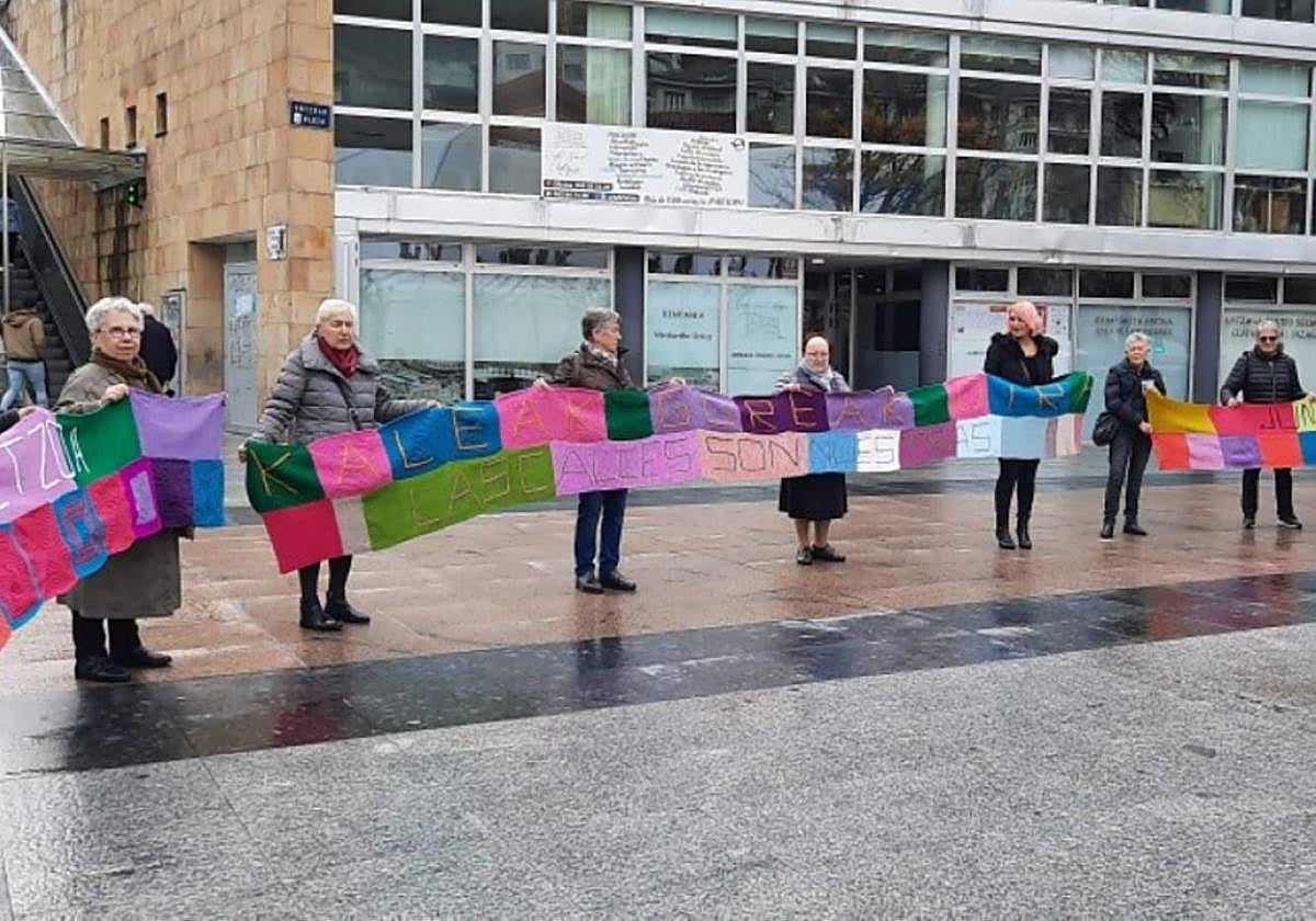 La actividad 'Madejas contra la Violencia Machista' vuelve a celebrarse en Unzaga con mortivo del 25-N.