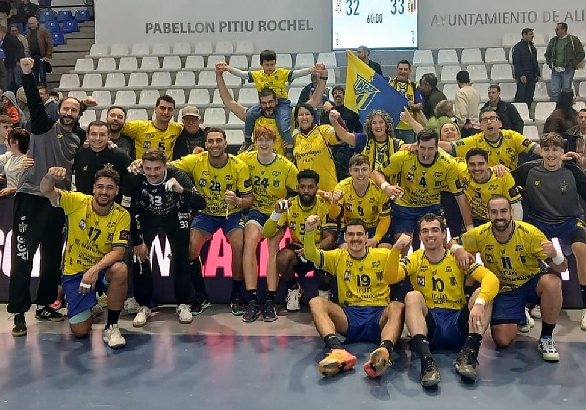 Los jugadores del Irudek Bidasoa Irun posan con un grupo de aficionados bidasotarras en Alicante.