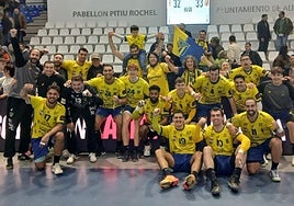 Los jugadores del Irudek Bidasoa Irun posan con un grupo de aficionados bidasotarras en Alicante.