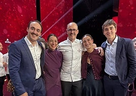 La familia Lavado celebra unida la primera estrella Michelin que han logrado en el Itzuli de Igeldo.