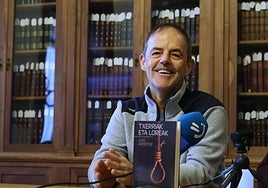 Jon Arretxe 'Txerriak eta loreak' eleberriaren aurkezpenean.