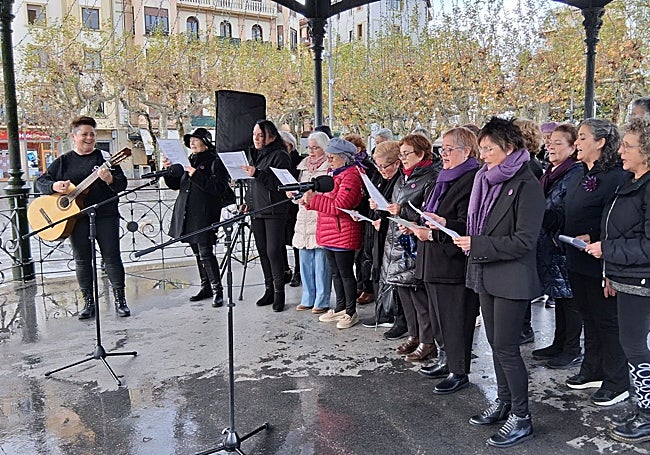 Actuación de canto feminista a cargo de la asociación Casa de las Mujeres de Irun.