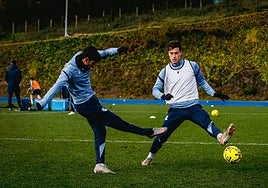 Guedes chuta ante Sucic en la práctica del martes en Zubieta.