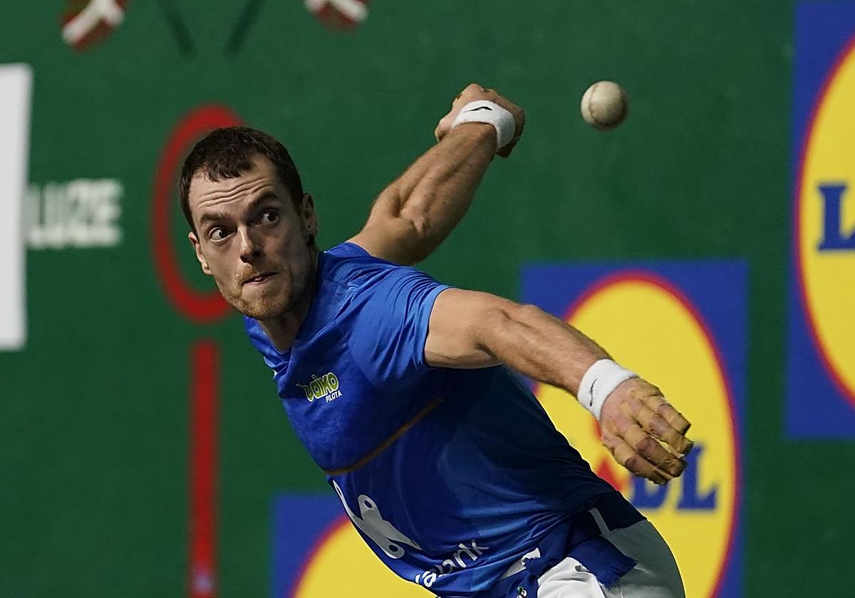 Laso se dispone a golpear la pelota en el Beotibar de Tolosa el pasado lunes.