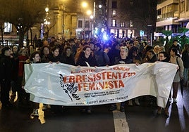 Cientos de personas se manifiestan en San Sebastián contra la violencia de género.