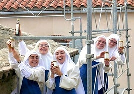 Las Canonesas de la Madre de Dios posan con sus tarros de miel en el monasterio de Azille.